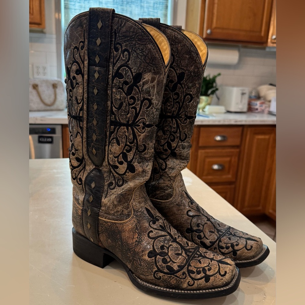 Corral Brown Distressed Leather Embroidered Western Heeled Boots